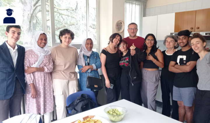 copertina del progetto arrival rappresentativa di un gruppo di persone di culture background e etnie diverse in posa per la foto