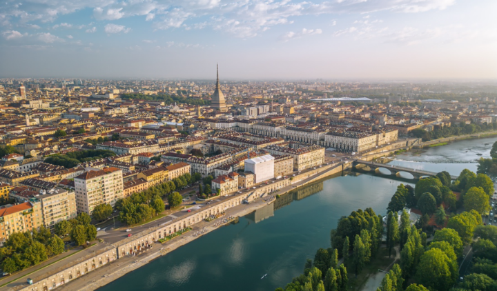 Immagine panoramica di Torino sul fiume, con il quartiere vanchiglietta al centro